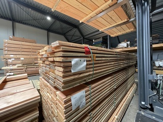 Ca. 120x Douglas Zweeds Rabat, 26x195mm, lengte 400cm